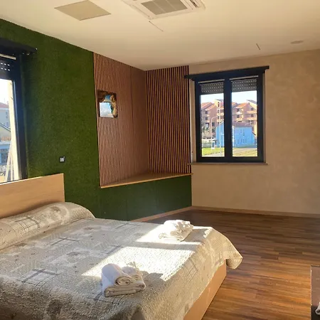 None Holiday Hotel 诺内