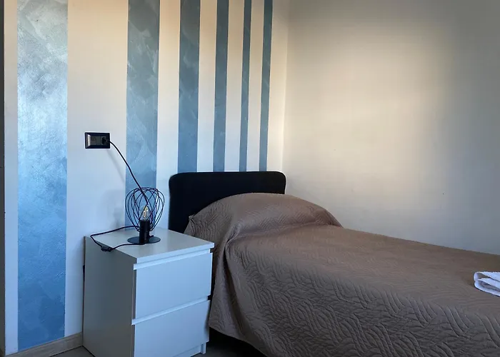 None Holiday Hotel 호텔 3*